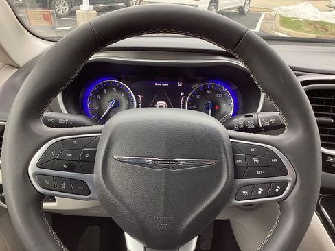 Used 2024 Chrysler Pacifica Touring-L image 32