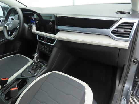 Used 2025 Volkswagen Taos SE w/ Panoramic Sunroof Package FWD image 17