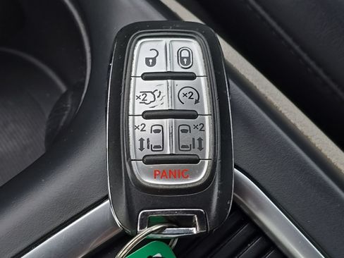 Used 2023 Chrysler Pacifica Touring-L FWD image 6