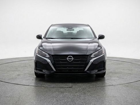 Used 2025 Nissan Altima 2.5 SV FWD image 2