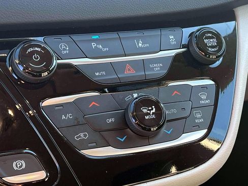 Used 2023 Chrysler Pacifica Touring-L image 28