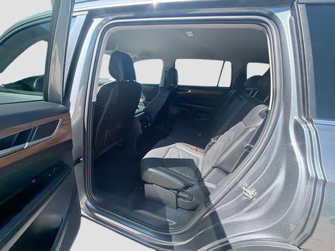 Certified 2025 Volkswagen Atlas SE FWD image 23