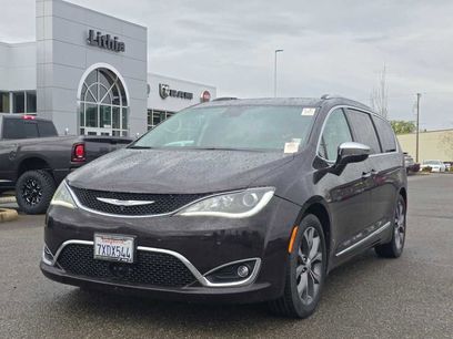 Used 2017 Chrysler Pacifica Limited w/ UConnect Theater Package