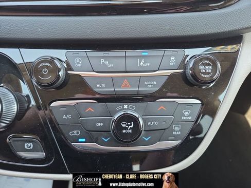 Used 2023 Chrysler Pacifica Touring-L FWD image 57