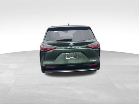 Used 2025 Toyota Sienna Platinum image 4