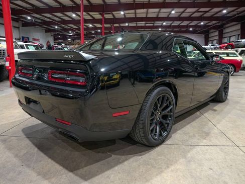 Used 2016 Dodge Challenger SRT Hellcat RWD image 8