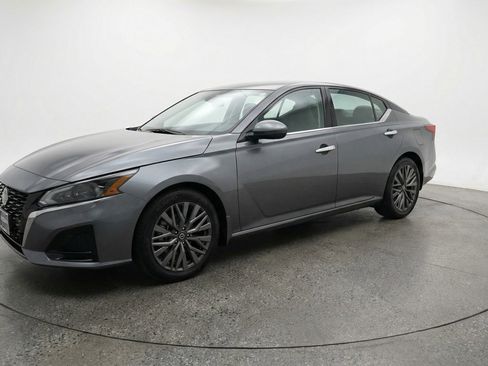 Used 2025 Nissan Altima 2.5 SV FWD image 3