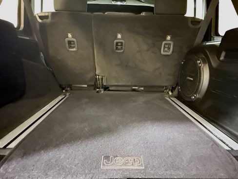 Used 2018 Jeep Wrangler Unlimited Rubicon image 33