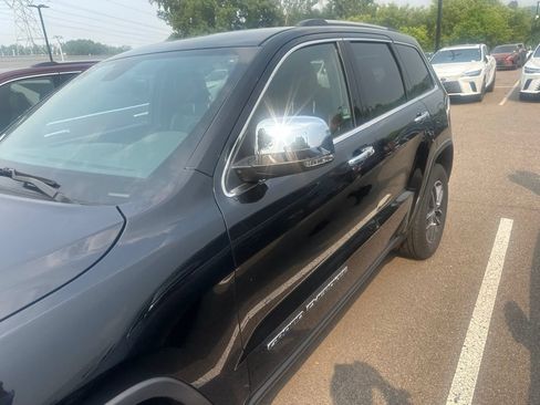 Used 2018 Jeep Grand Cherokee Limited AWD/4WD image 3