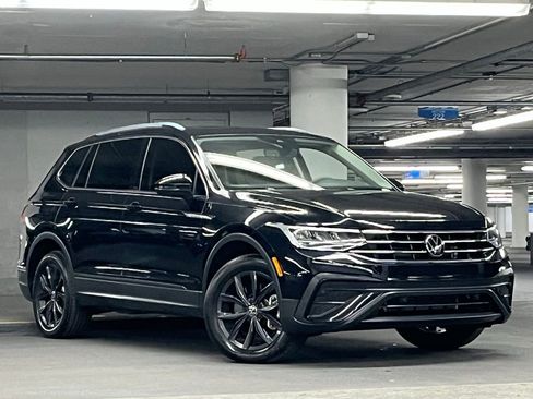 Used 2023 Volkswagen Tiguan SE w/ Panoramic Sunroof Package image 2