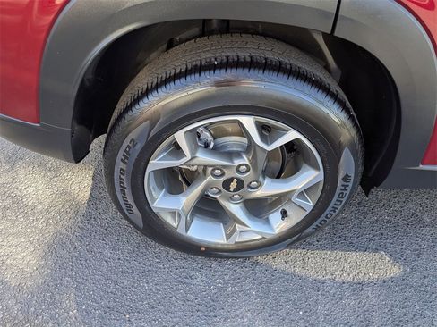 Used 2025 Chevrolet Trax LT w/ LT Convenience Package image 32