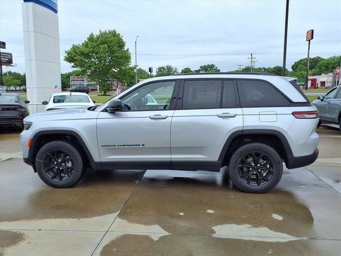 Used 2025 Jeep Grand Cherokee Altitude AWD/4WD image 22