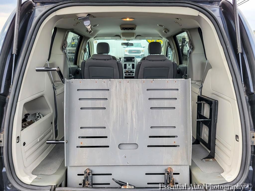 Used 2009 Chrysler Town & Country LX FWD image 24
