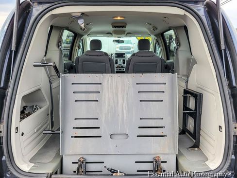 Used 2009 Chrysler Town & Country LX FWD image 24