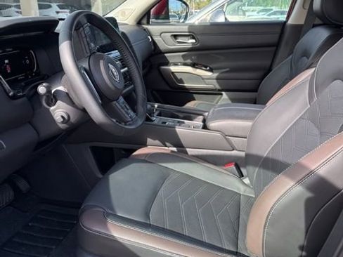 Used 2025 Nissan Pathfinder Platinum w/ Cargo Package image 3