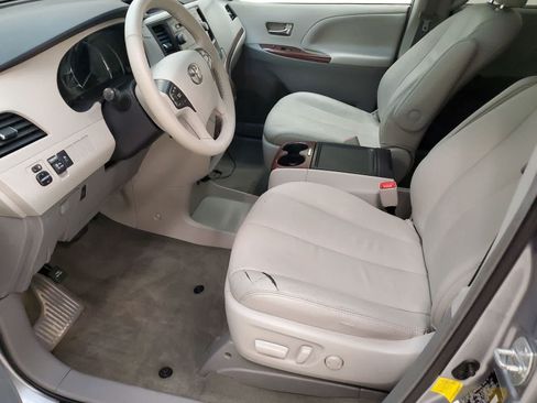 Used 2013 Toyota Sienna XLE AWD/4WD image 17