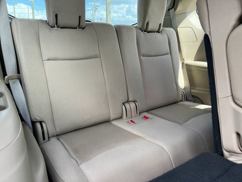 Used 2017 Nissan Pathfinder SV image 16