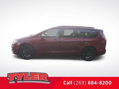 Used 2023 Chrysler Pacifica Limited w/ Uconnect Theater Family Group FWD image 4