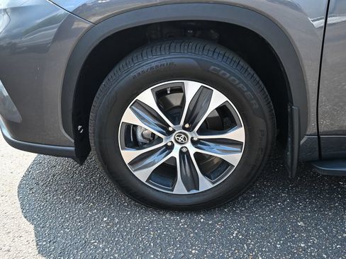 Used 2024 Toyota Highlander XLE AWD/4WD image 10