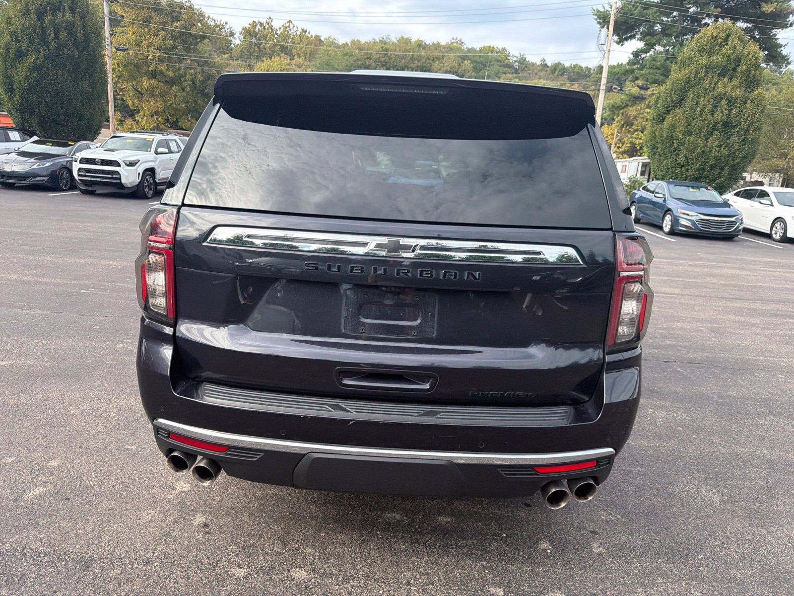 Used 2023 Chevrolet Suburban Premier w/ Premium Package AWD/4WD image 4