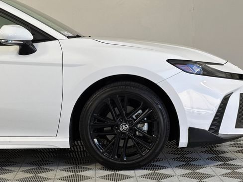 Used 2025 Toyota Camry SE image 34