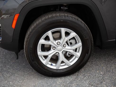 Used 2023 Jeep Grand Cherokee Limited image 10