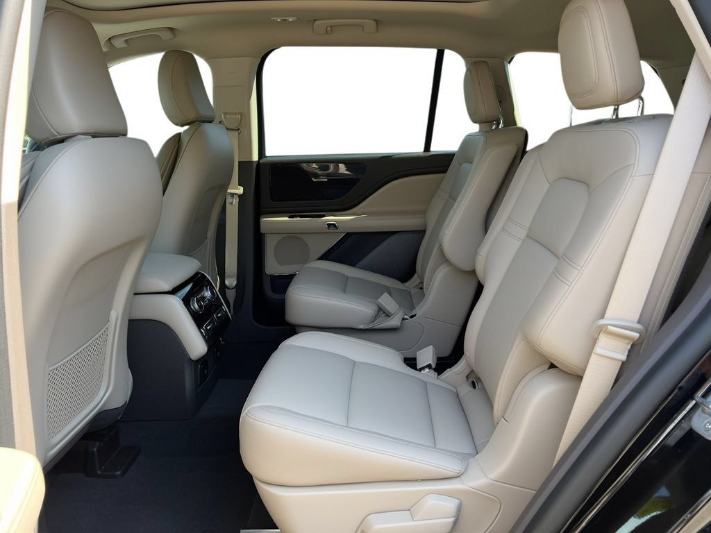 Used 2023 Lincoln Aviator AWD w/ Premium Package image 7