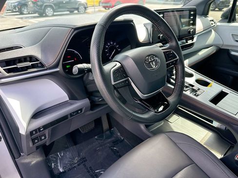 Used 2021 Toyota Sienna XSE FWD image 9
