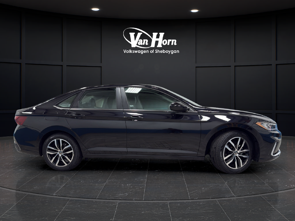 Used 2025 Volkswagen Jetta SE FWD image 8