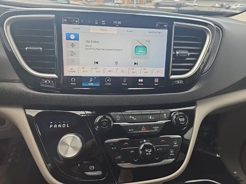 Used 2024 Chrysler Pacifica Touring-L image 19