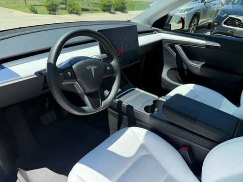 Used 2024 Tesla Model Y Long Range AWD/4WD image 9