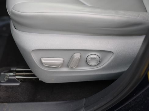 Used 2023 Toyota Highlander XLE AWD/4WD image 18