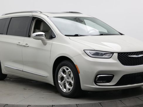 Used 2021 Chrysler Pacifica Limited w/ Uconnect Theater Family Group FWD image 3