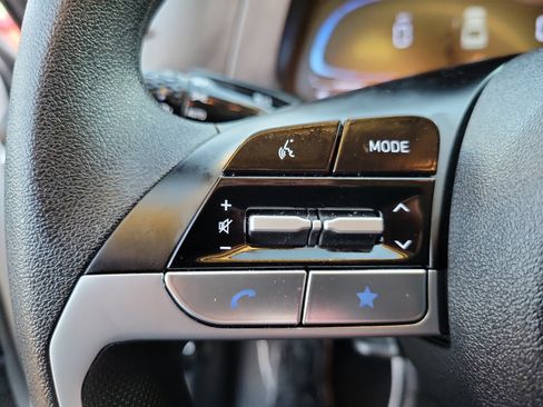 Certified 2025 Hyundai Elantra SE image 7