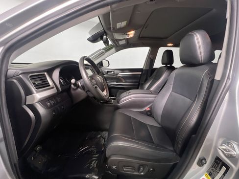 Used 2019 Toyota Highlander XLE FWD image 15