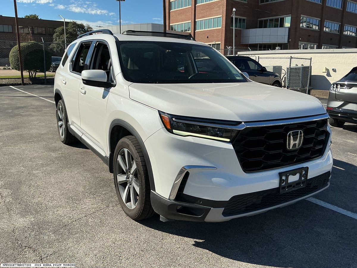 Used 2024 Honda Pilot Touring image 4