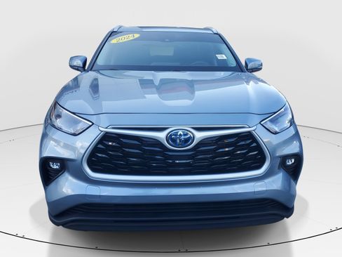 Used 2024 Toyota Highlander XLE image 2