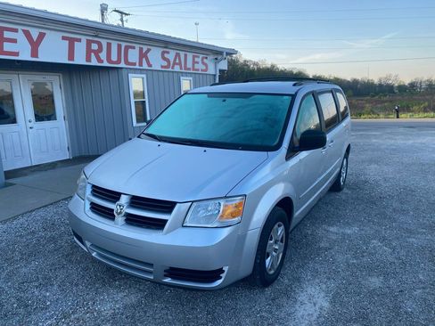 Used 2010 Dodge Grand Caravan SE image 3