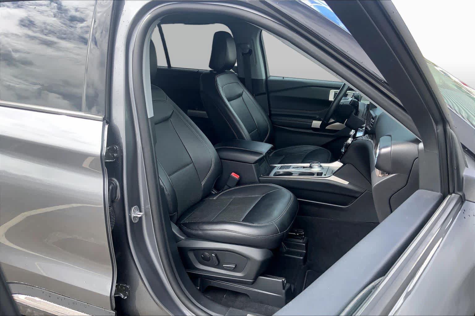 Used 2022 Ford Explorer Limited w/ Equipment Group 301A RWD image 9