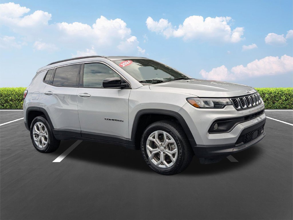 Used 2024 Jeep Compass Latitude AWD/4WD image 2