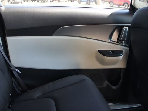 Used 2024 Kia Carnival LX FWD image 37