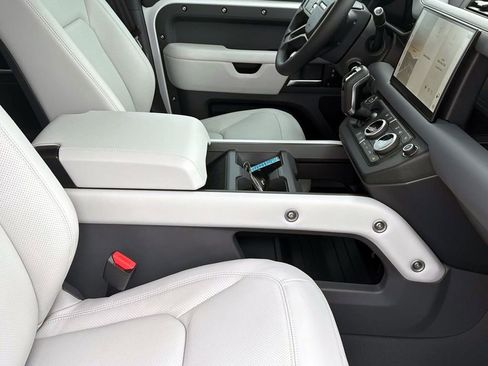 New 2025 Land Rover Defender 130 X-Dynamic SE image 8