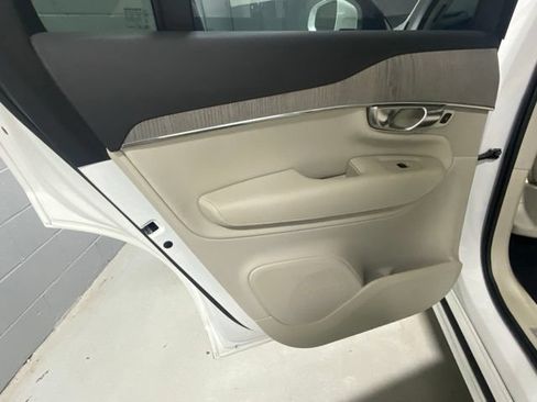 Used 2025 Volvo XC90 T8 Plus w/ Protection Package Premier AWD/4WD image 8