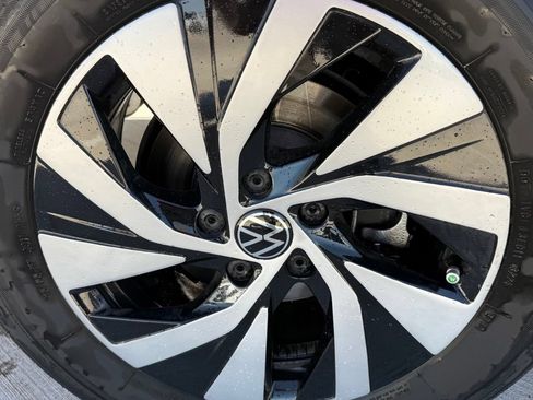 Certified 2025 Volkswagen Tiguan S FWD image 9