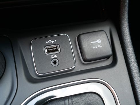 Used 2021 Jeep Cherokee Limited w/ Elite Package AWD/4WD image 32
