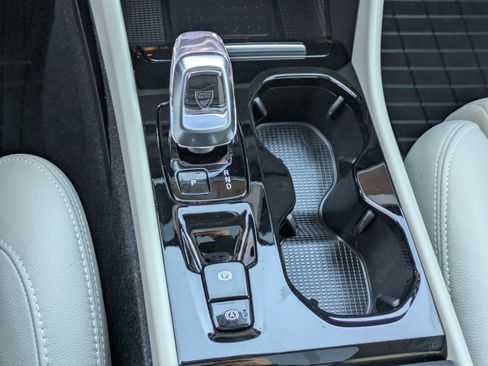 Used 2024 Volvo XC40 B5 Plus w/ Protection Package Premier image 23