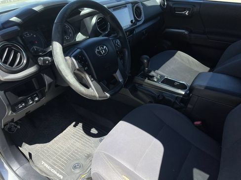 Used 2017 Toyota Tacoma TRD Off-Road AWD/4WD image 10