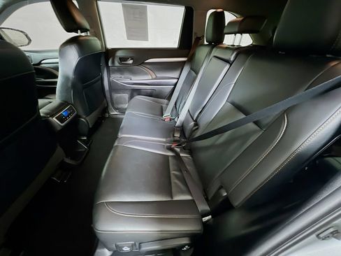 Certified 2019 Toyota Highlander XLE AWD/4WD image 21