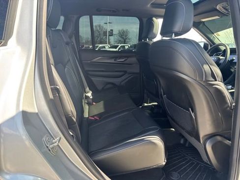 Used 2025 Jeep Grand Cherokee Altitude image 12