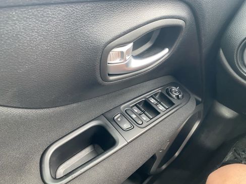 Used 2021 Jeep Renegade Latitude AWD/4WD image 11